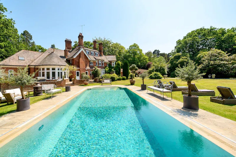 Garden at Vacant modern Ascot pool house , M345 (photo 26)