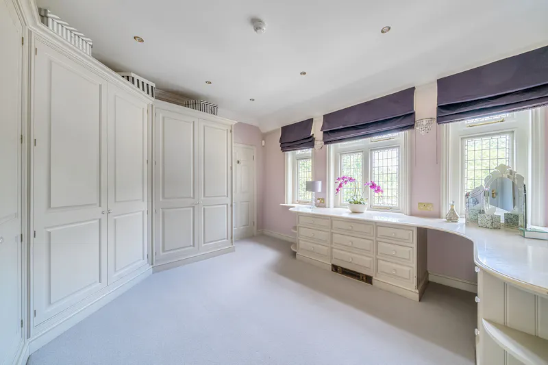 Dressing room at Vacant modern Ascot pool house , M345 (photo 16)