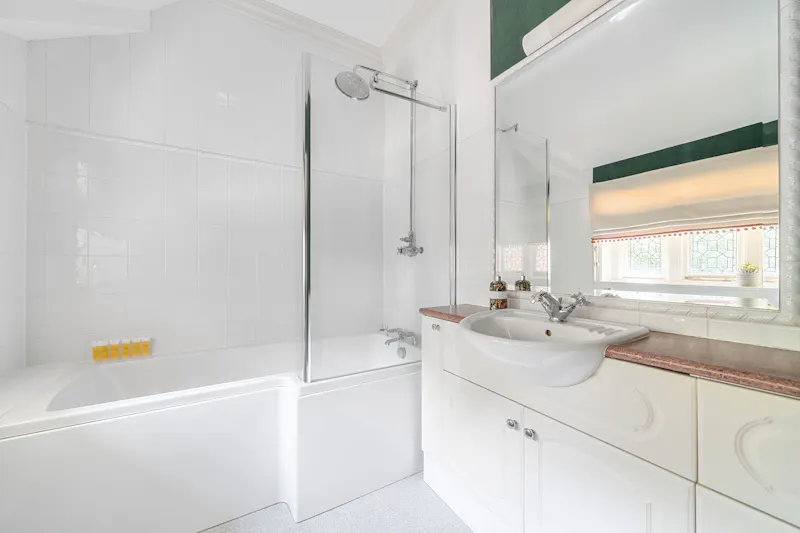 Bathroom at Vacant modern Ascot pool house , M345 (photo 23)
