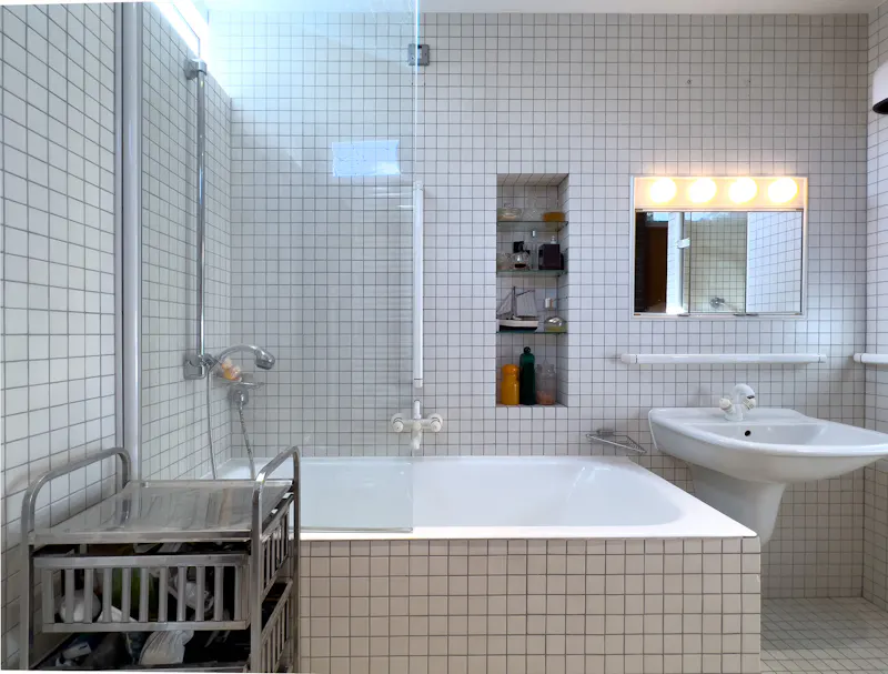 Bathroom at Mid-century Wiltshire Retreat, K499 (photo 19)