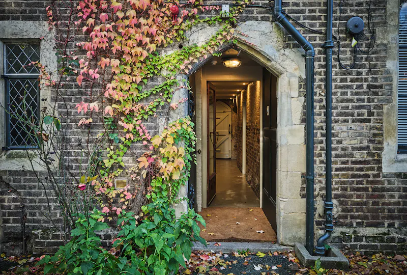 Entrance hall at Neo-Gothic Shoreditch Studio, N550 (photo 2)