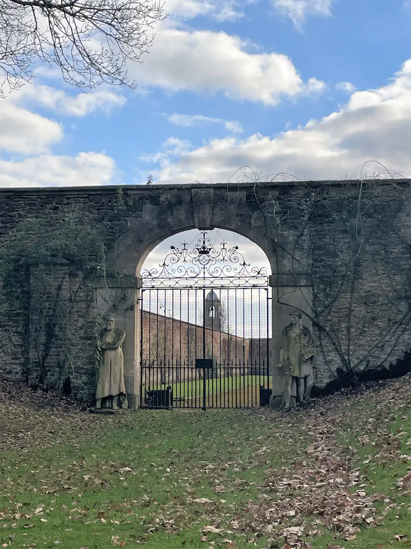 Gate at Calne country house & gardens, A45 (photo 29)