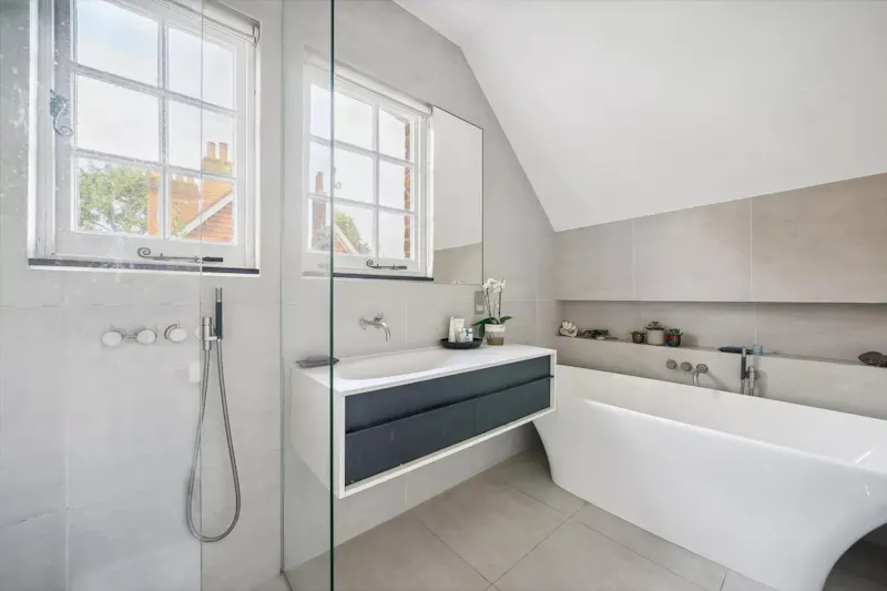 Bathroom at Victorian semi in Bedford Park, E528 (photo 15)