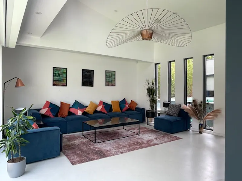 Living Room at Modern hidden Surbiton house, K496 (photo 7)
