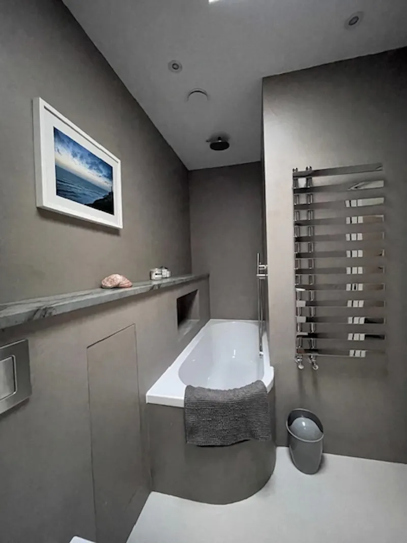 Bathroom at Modern hidden Surbiton house, K496 (photo 20)