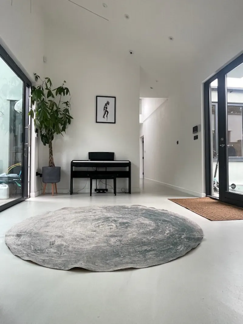 Entrance hall at Modern hidden Surbiton house, K496 (photo 2)