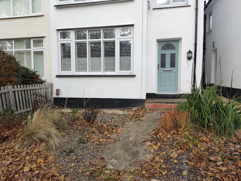 Driveway at Hanwell family home, D2757 (photo 28)