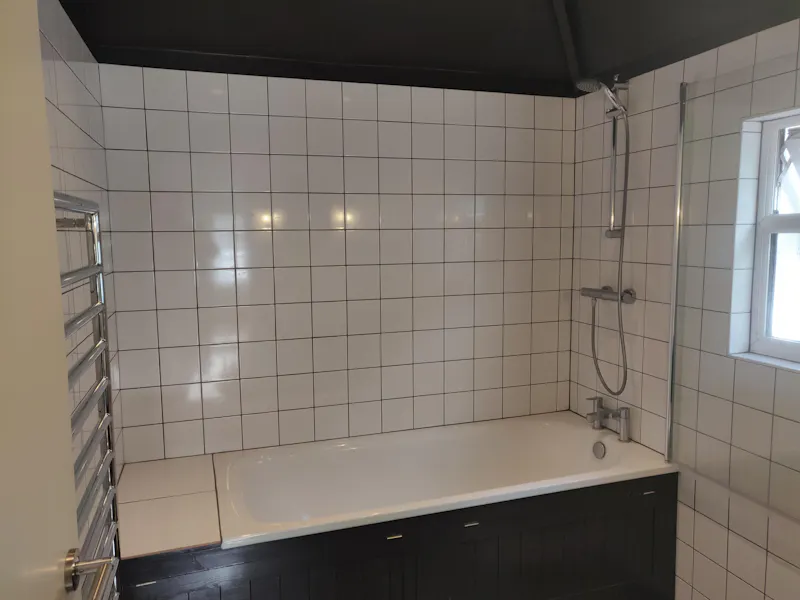 Bath at Hanwell family home, D2757 (photo 19)