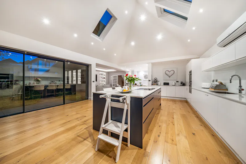 Kitchen at Suburban Beckenham house, D2760 (photo 5)