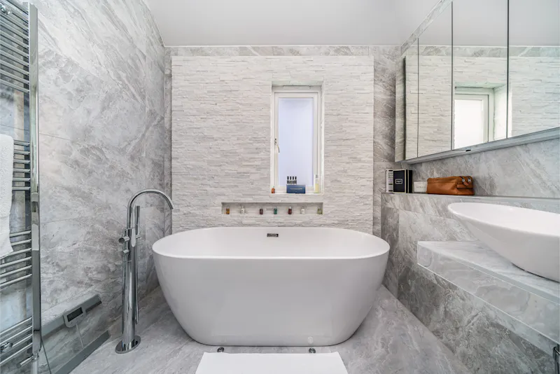 Bath at Suburban Beckenham house, D2760 (photo 8)