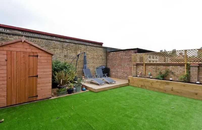 Garden at 1930's semi in Hanwell , D2759 (photo 22)