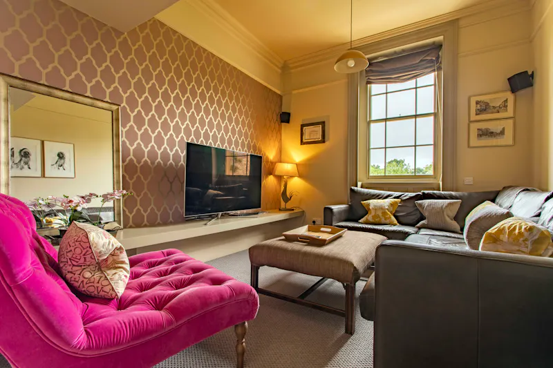 Wallpaper at Stunning Bath Farmhouse, A1620 (photo 5)