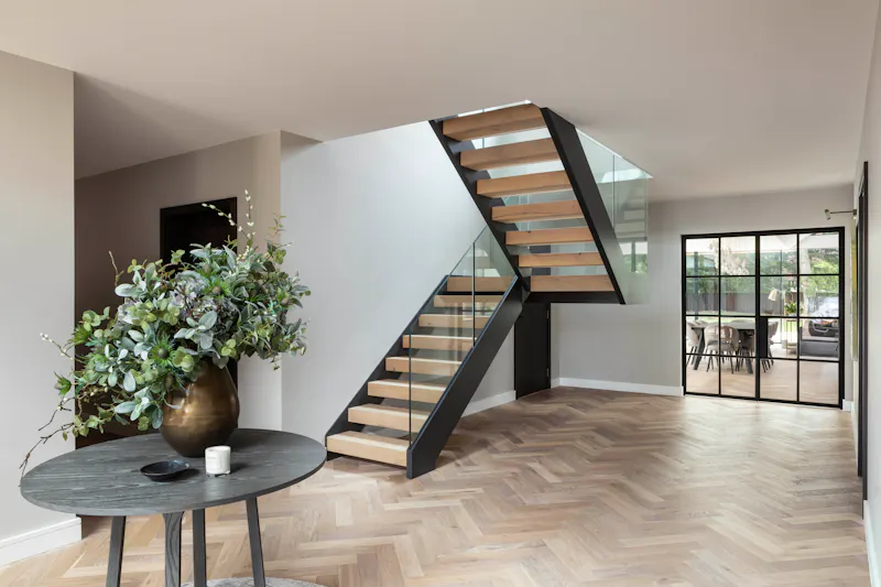 Staircase at Luxury Esher modern home, K500 (photo 3)