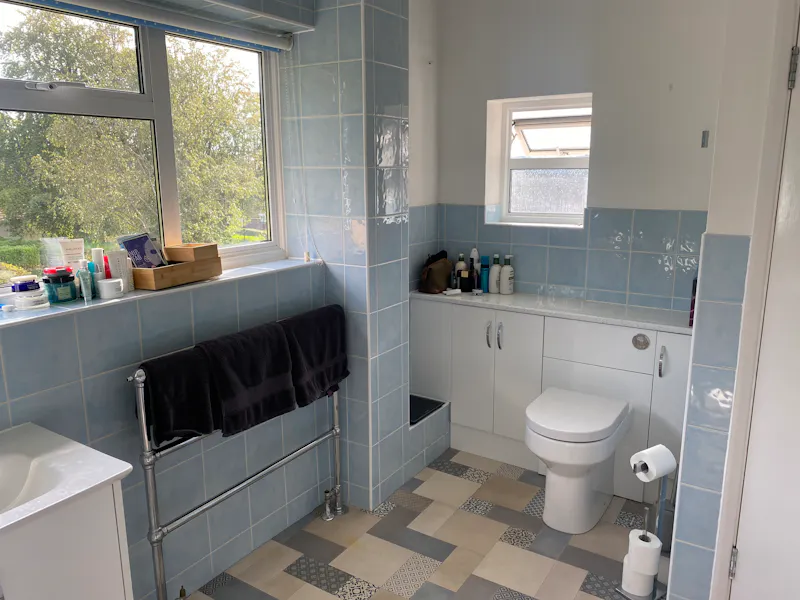 Bathroom at Coulsdon 1950s Suburban house, D2761 (photo 33)