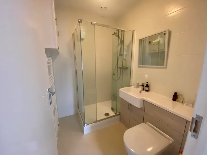 Shower at Coulsdon 1950s Suburban house, D2761 (photo 36)