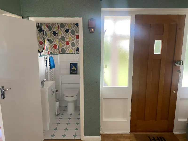 Bathroom at Coulsdon 1950s Suburban house, D2761 (photo 3)