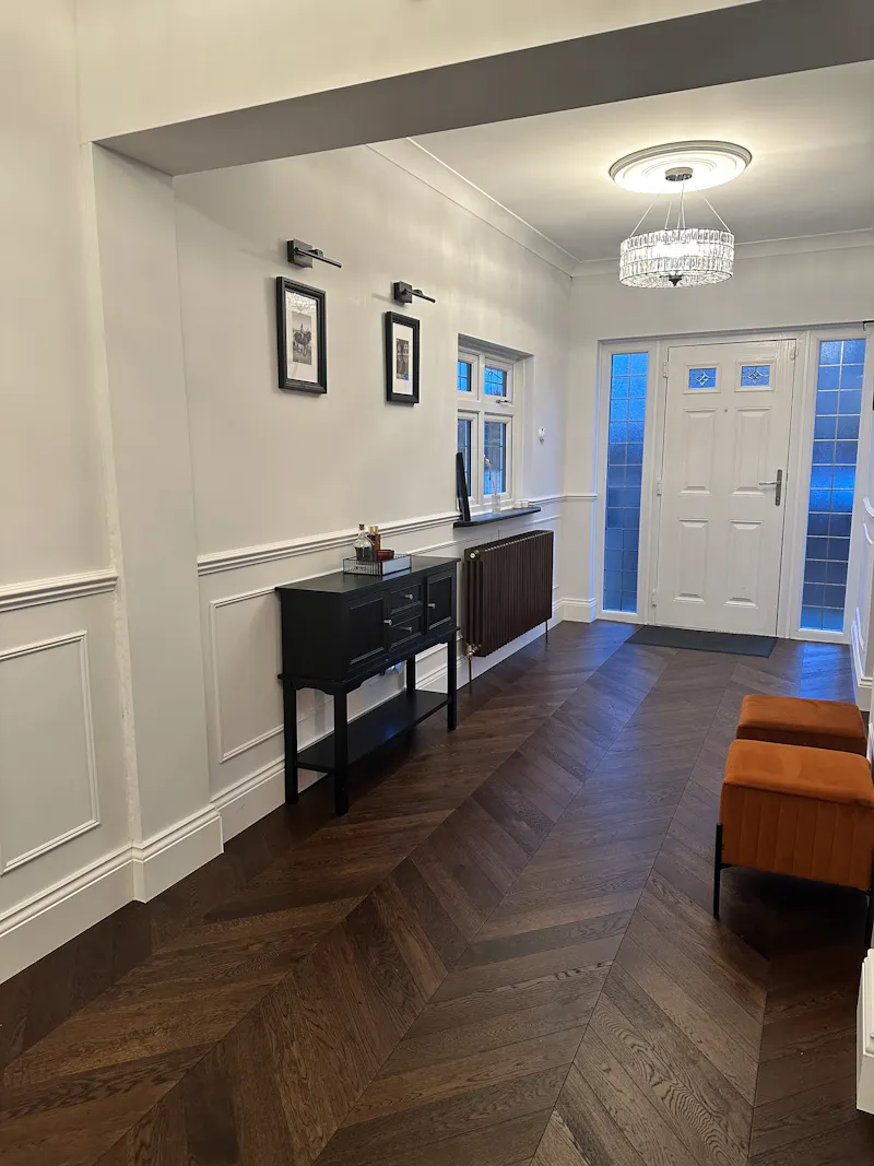 Entrance hall at Hornchurch family home, D2800 (photo 2)