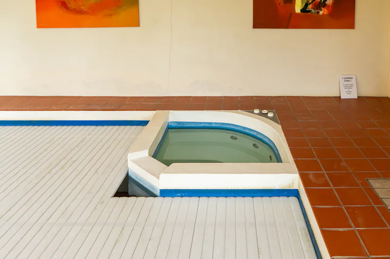 Jacuzzi at Billingshurst Manor House, D1308 (photo 60)