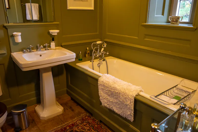Bathroom at Billingshurst Manor House, D1308 (photo 95)