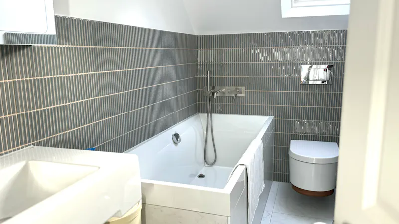 Bath at Vibrant Islington family home, A1307 (photo 12)