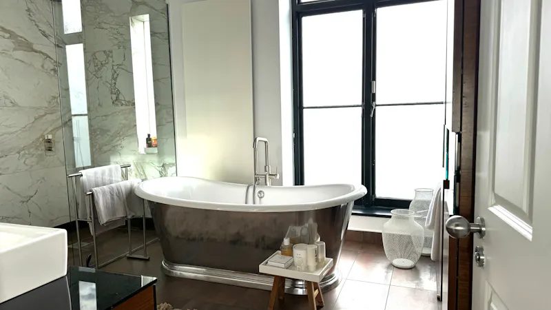 Bath - rolltop at Vibrant Islington family home, A1307 (photo 10)