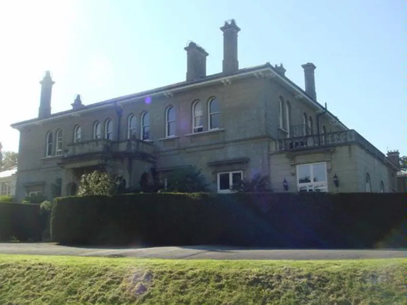 Elegant Longcross house, A1254 (photo 1)