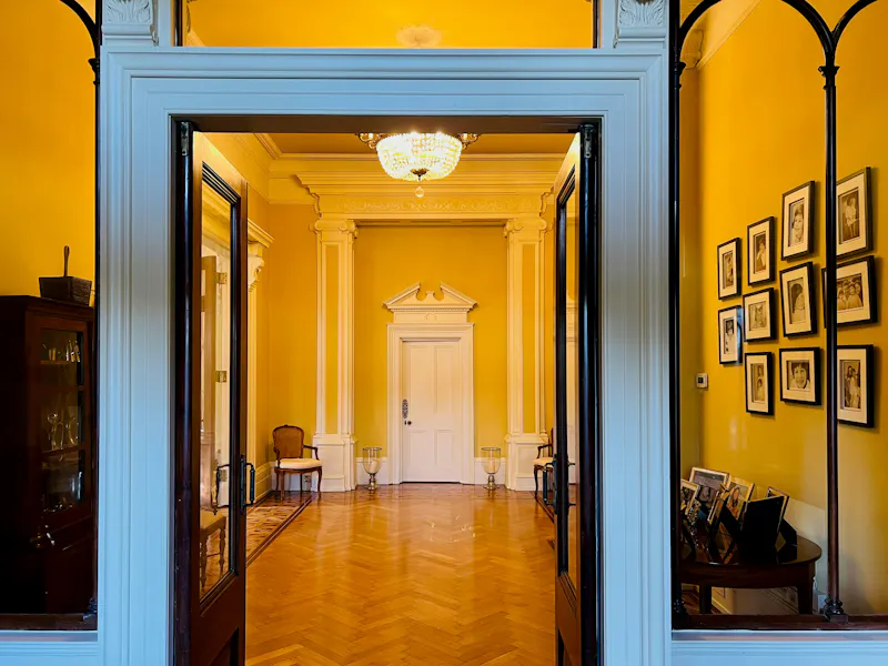 Entrance hall at Elegant Longcross house, A1254 (photo 2)