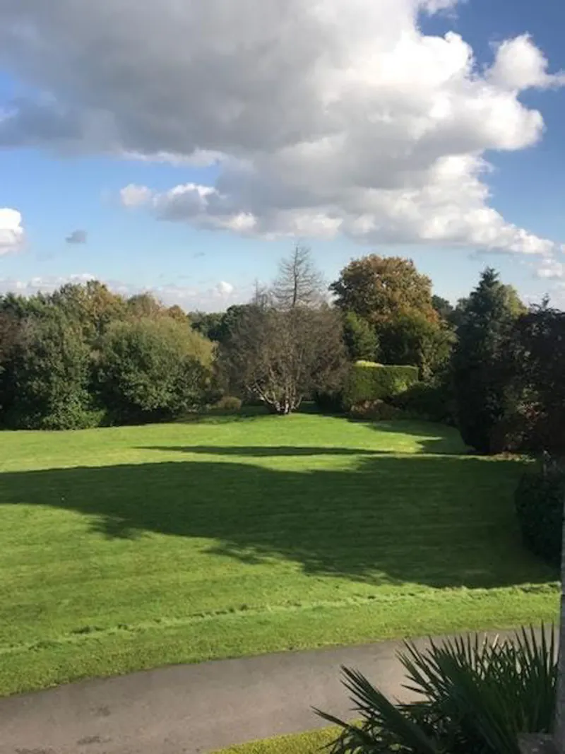 Elegant Longcross house, A1254 (photo 30)
