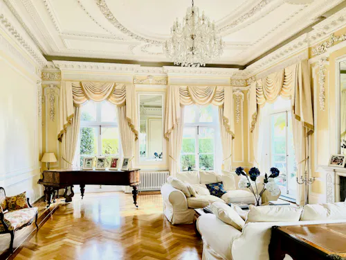 Elegant Longcross house, A1254