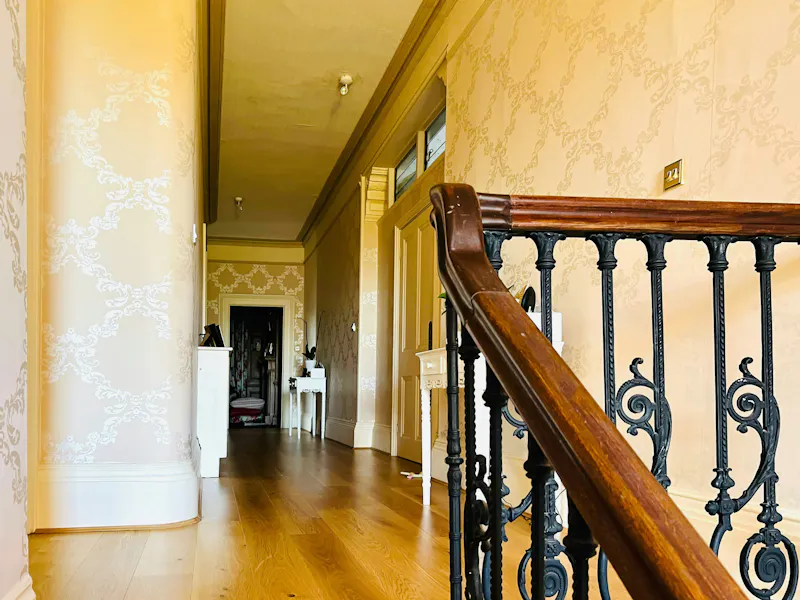 Elegant Longcross house, A1254 (photo 20)