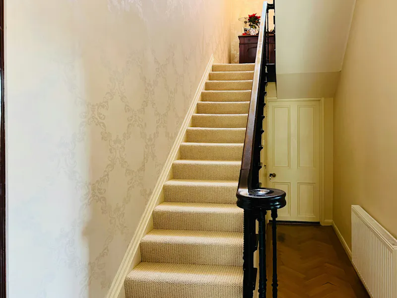 Wallpaper at Elegant Longcross house, A1254 (photo 19)