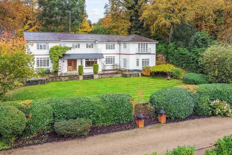 Vacant Longcross Country House, D2766 (photo 28)