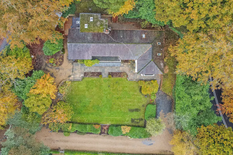 Vacant Longcross Country House, D2766 (photo 31)
