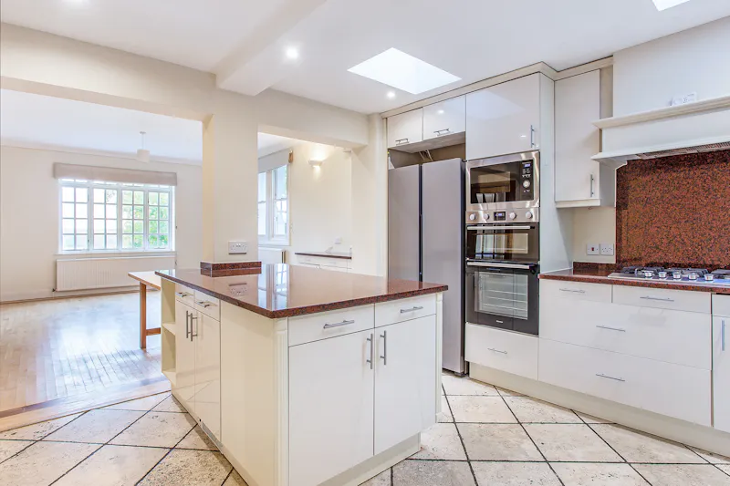 Vacant Longcross Country House, D2766 (photo 9)