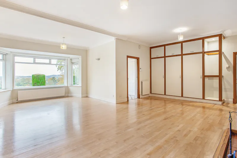 Vacant Longcross Country House, D2766 (photo 4)