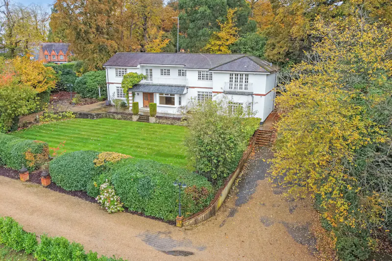 Vacant Longcross Country House, D2766 (photo 29)