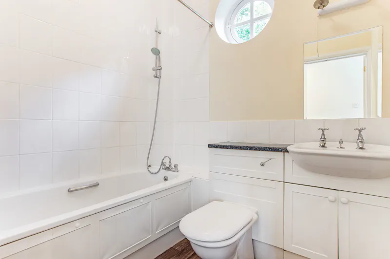 Bathroom at Vacant Longcross Country House, D2766 (photo 19)