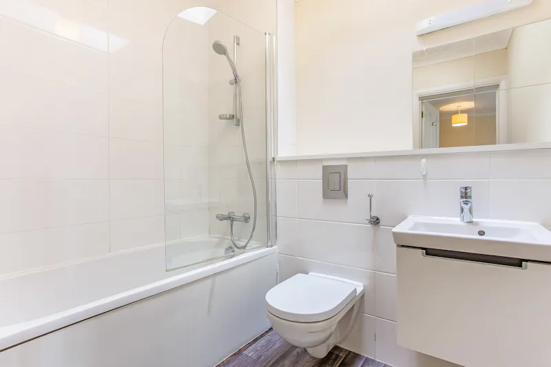 Bath at Vacant Longcross Country House, D2766 (photo 13)