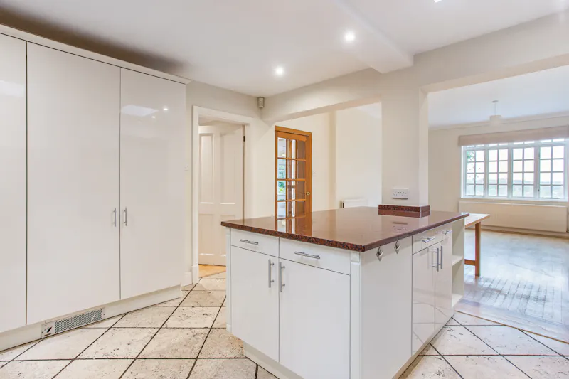 Vacant Longcross Country House, D2766 (photo 10)