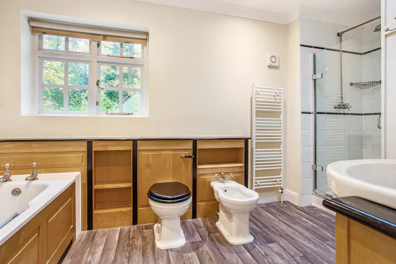 Bathroom at Vacant Longcross Country House, D2766 (photo 16)