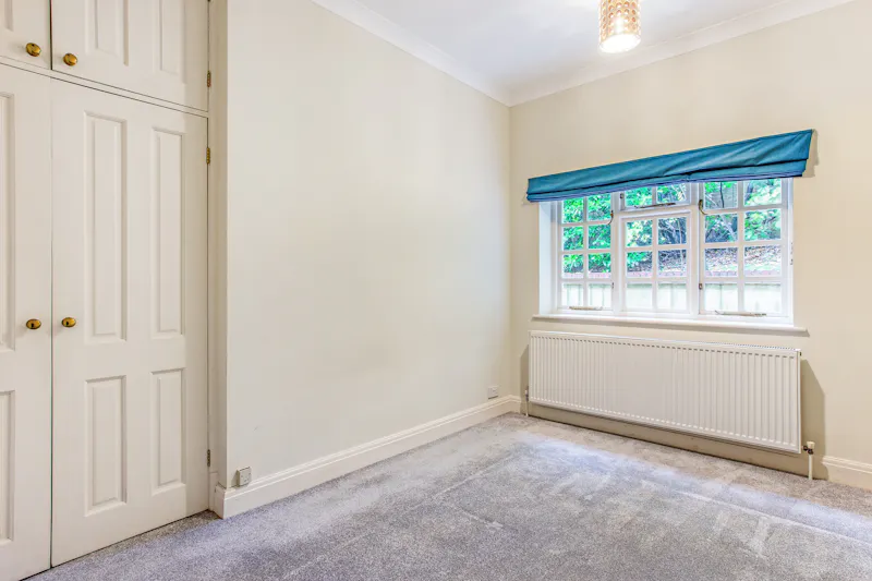 Vacant Longcross Country House, D2766 (photo 18)