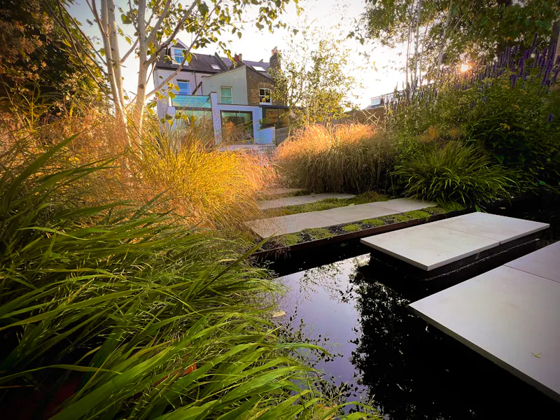 Pond at Architectural Twickenham house, K442 (photo 38)