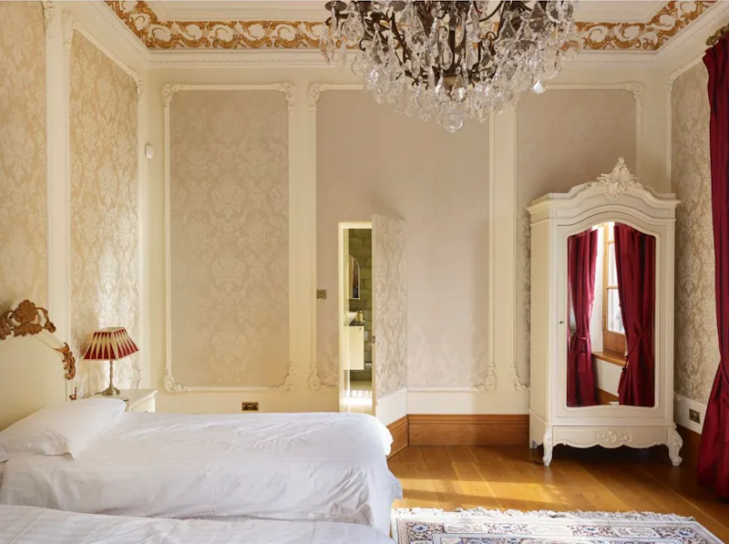 Bedroom at Mill Hill Rococo Chateau, E532 (photo 11)