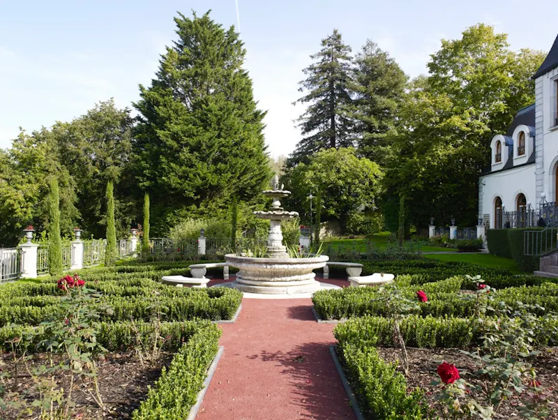 Garden - formal at Mill Hill Rococo Chateau, E532 (photo 14)