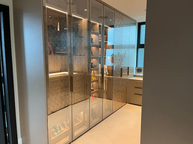 Dressing room at Luxury Esher modern home, K500 (photo 22)