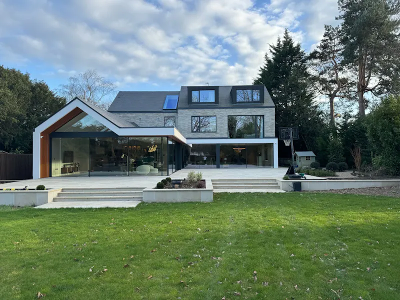 Garden at Luxury Esher modern home, K500 (photo 44)