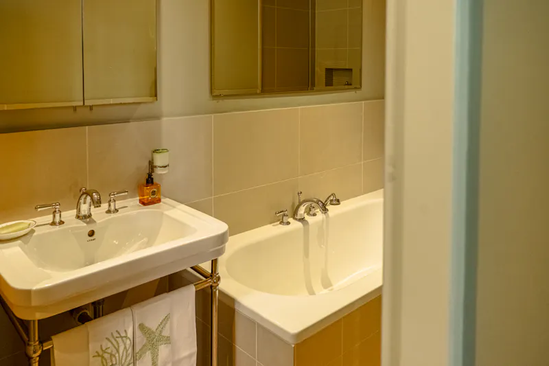 Bath at Luxury Knightsbridge Townhouse, A1185 (photo 17)