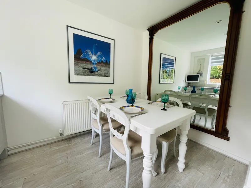 Dining room at American style Esher house, D797 (photo 98)