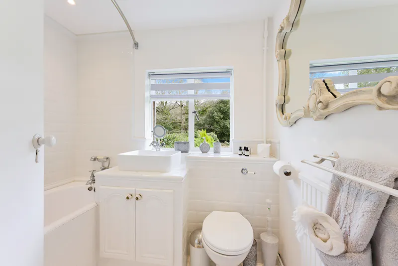 Bathroom at American style Esher house, D797 (photo 100)