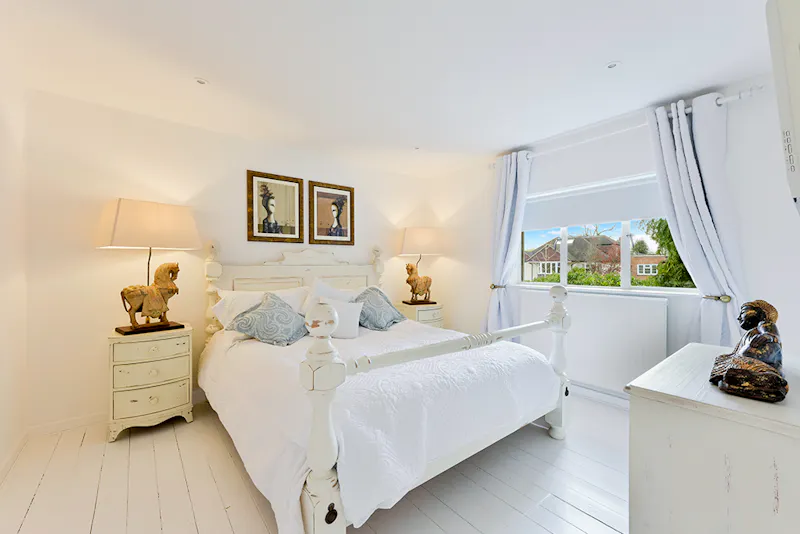 Bedroom at American style Esher house, D797 (photo 106)